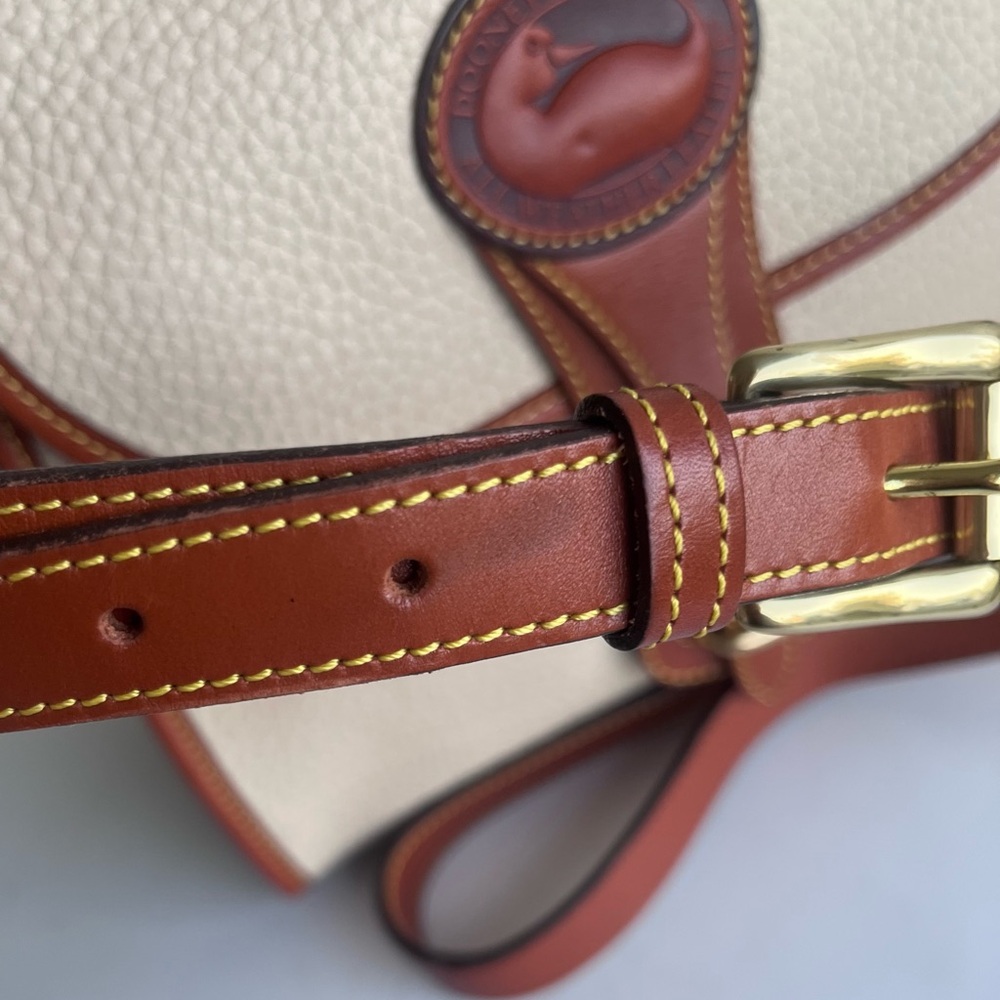 VINTAGE DOONEY AND BOURKE  BEIGE/CREAM ESSEX AWL SHOULDER CROSSBODY BAG TAN TRIM - Picture 15 of 16